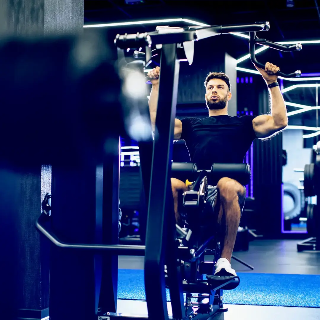 man doing lat pulldowns