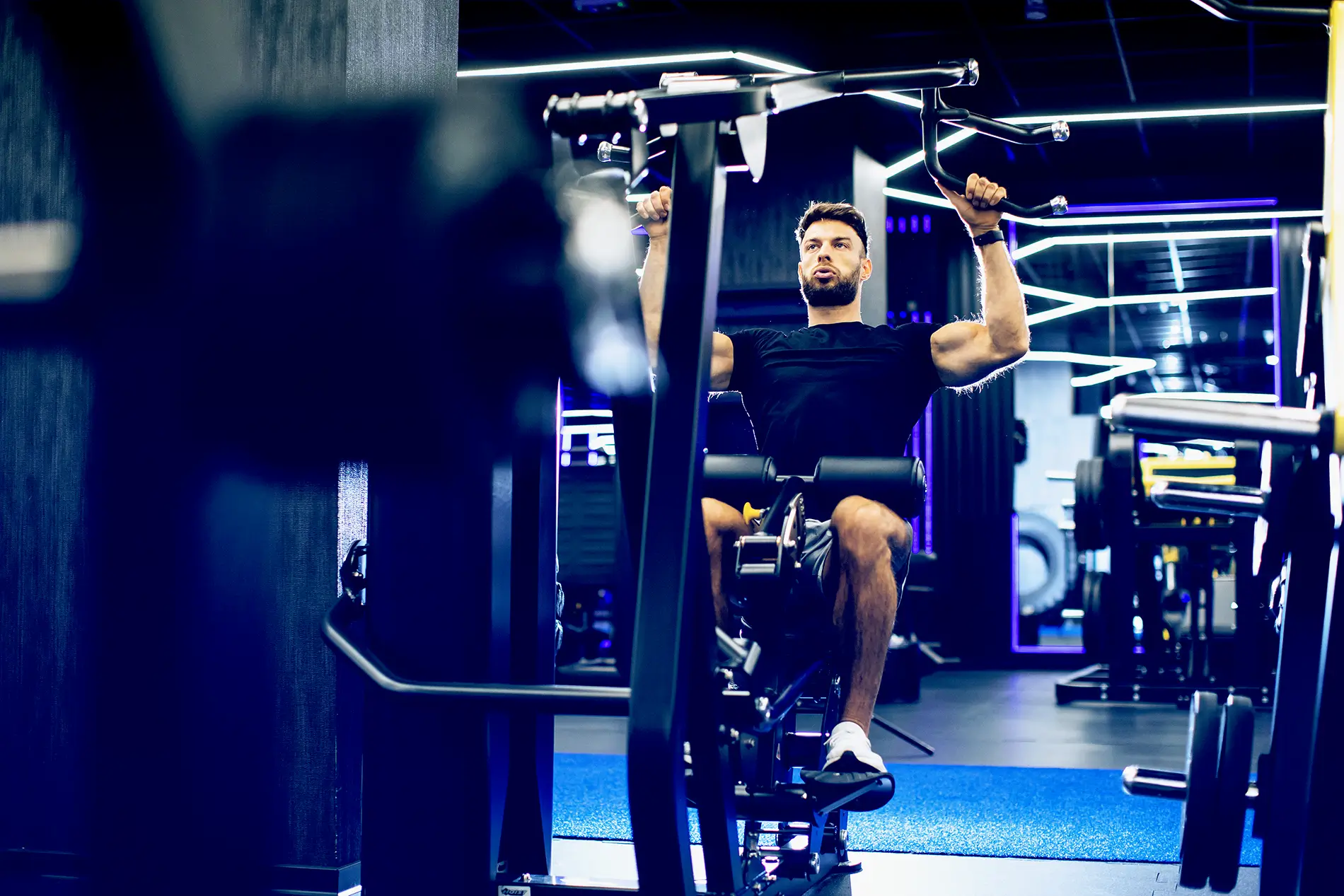 man doing lat pulldowns