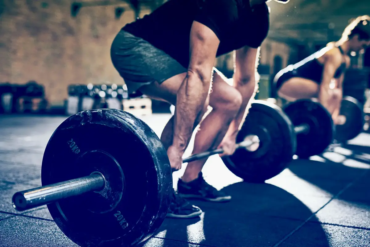 people doing deadlifts